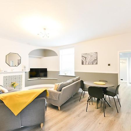 4 Bedroom, 2 Bathroom House - Free Parking ポンテフラクト エクステリア 写真