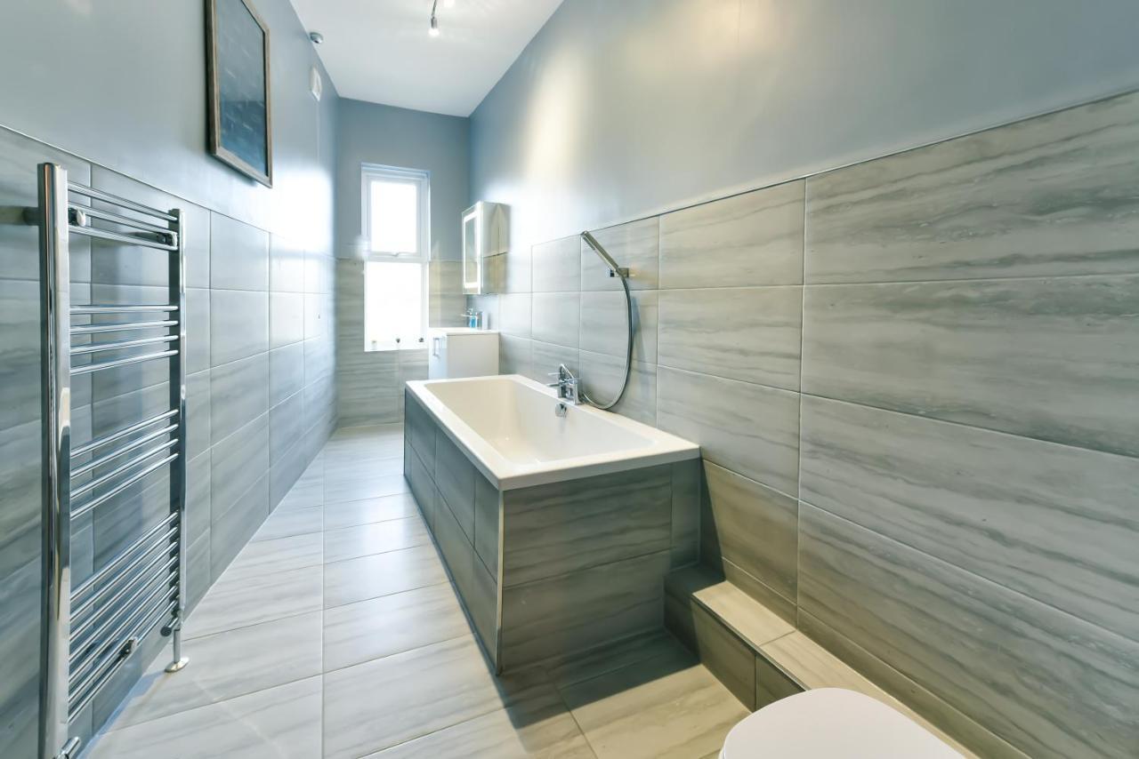 4 Bedroom, 2 Bathroom House - Free Parking ポンテフラクト エクステリア 写真