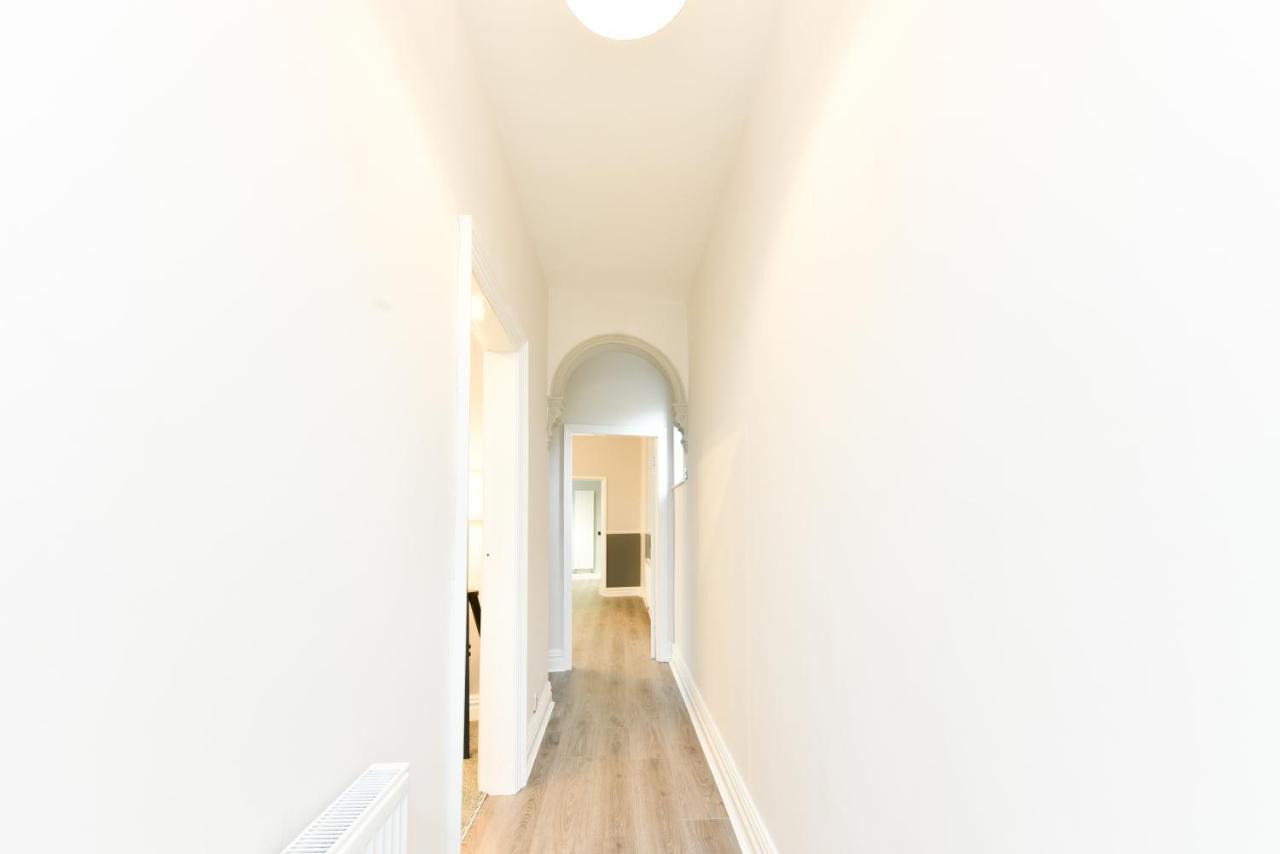 4 Bedroom, 2 Bathroom House - Free Parking ポンテフラクト エクステリア 写真