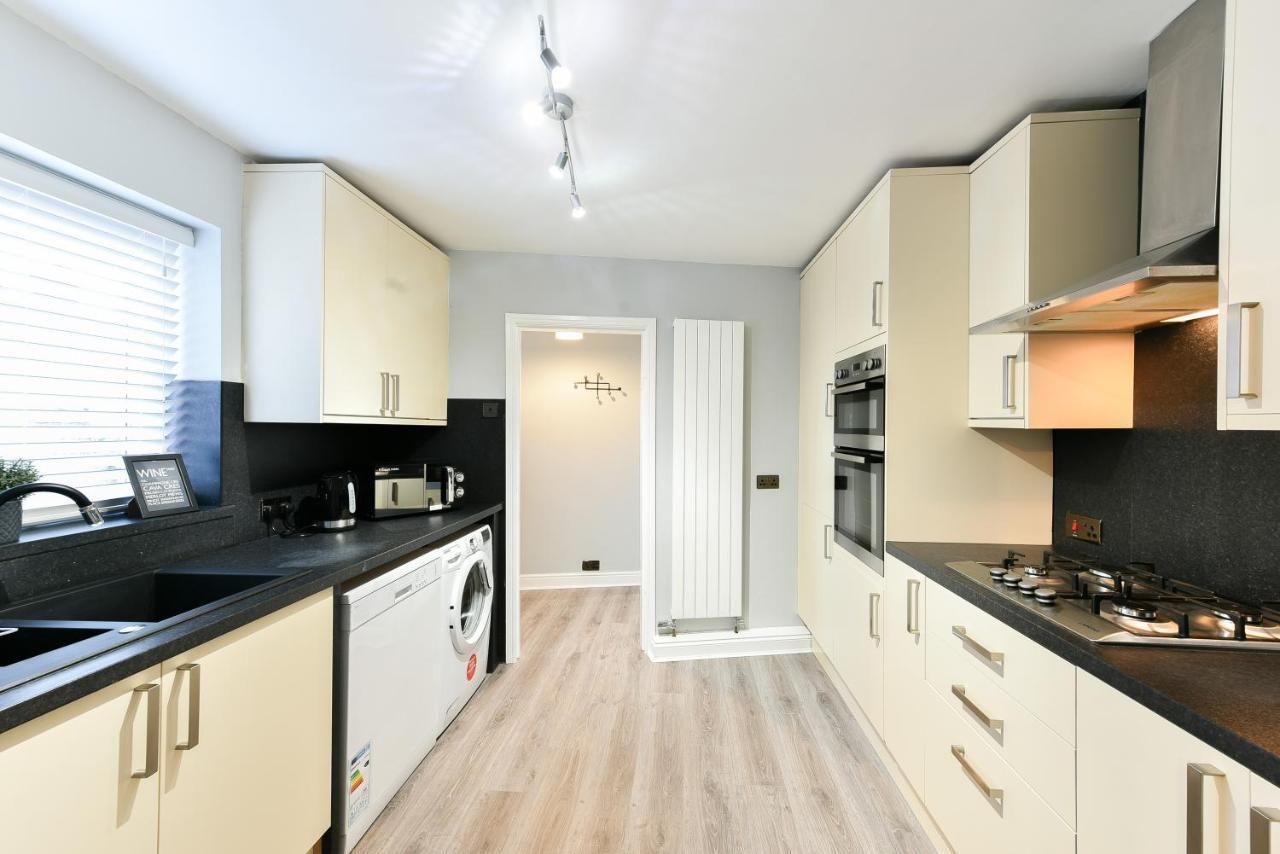 4 Bedroom, 2 Bathroom House - Free Parking ポンテフラクト エクステリア 写真