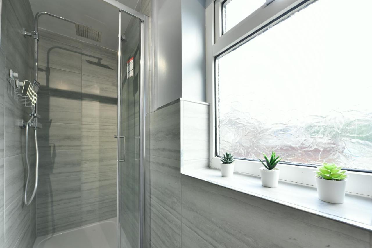 4 Bedroom, 2 Bathroom House - Free Parking ポンテフラクト エクステリア 写真