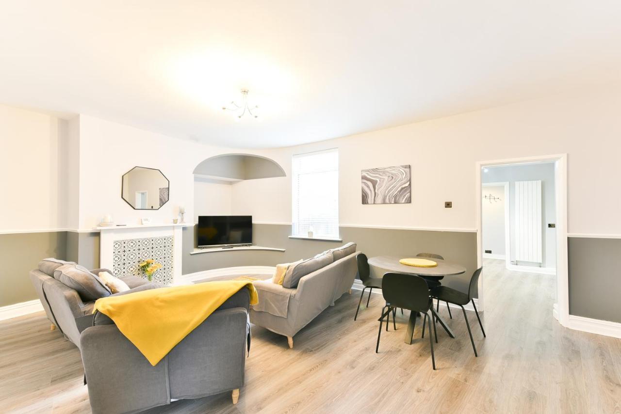 4 Bedroom, 2 Bathroom House - Free Parking ポンテフラクト エクステリア 写真