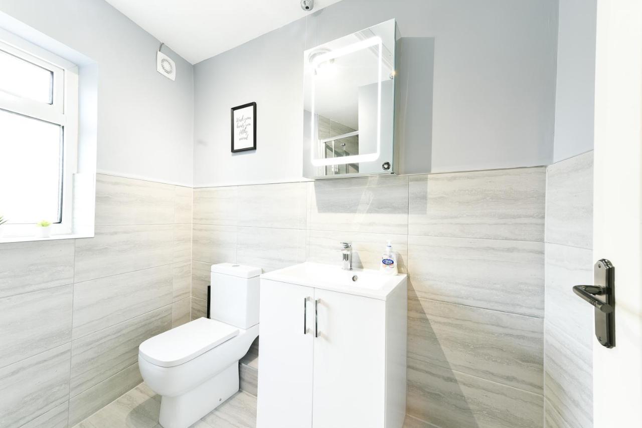 4 Bedroom, 2 Bathroom House - Free Parking ポンテフラクト エクステリア 写真